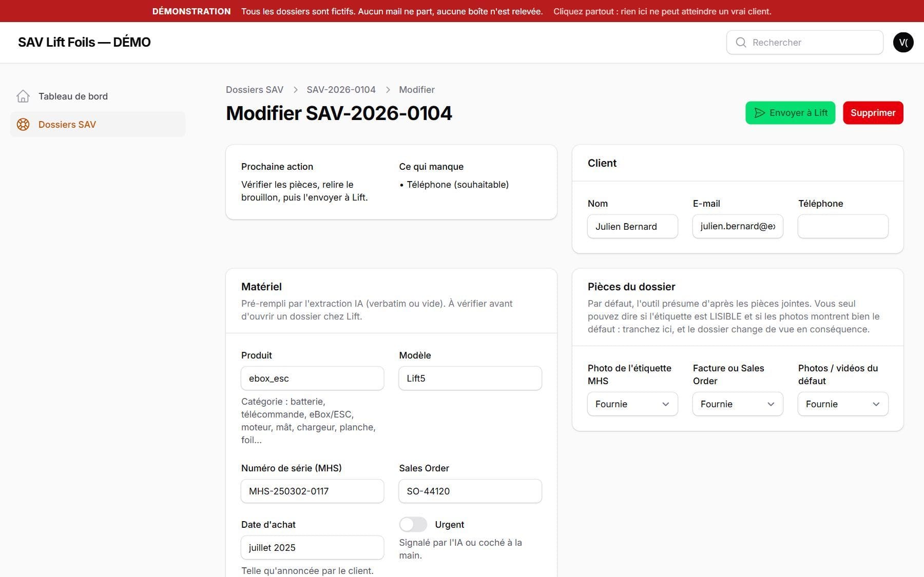Un dossier SAV : prochaine action, ce qui manque, client, matériel pré-rempli par l'IA et pièces du dossier à confirmer (données fictives)