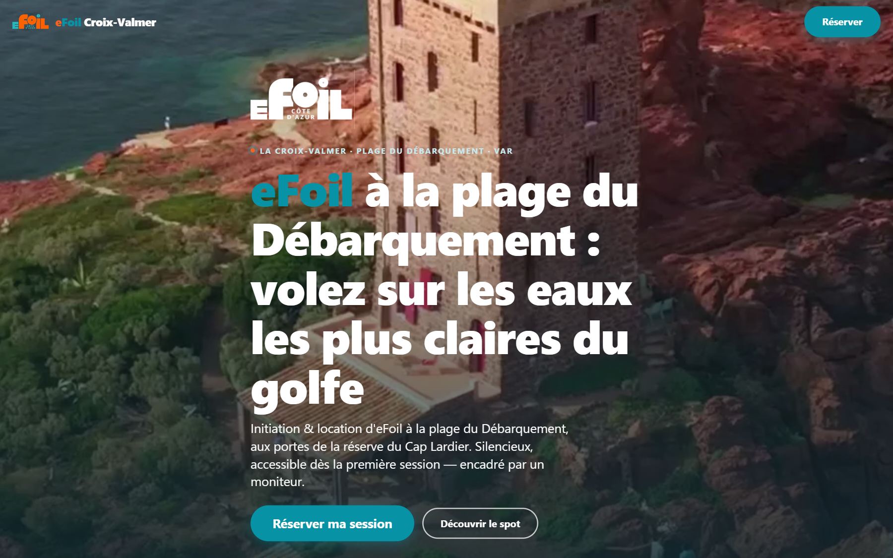 Accueil d'efoil-croix-valmer.fr : vue aérienne d'une tour sur les roches rouges, titre « eFoil à la plage du Débarquement : volez sur les eaux les plus claires du golfe »