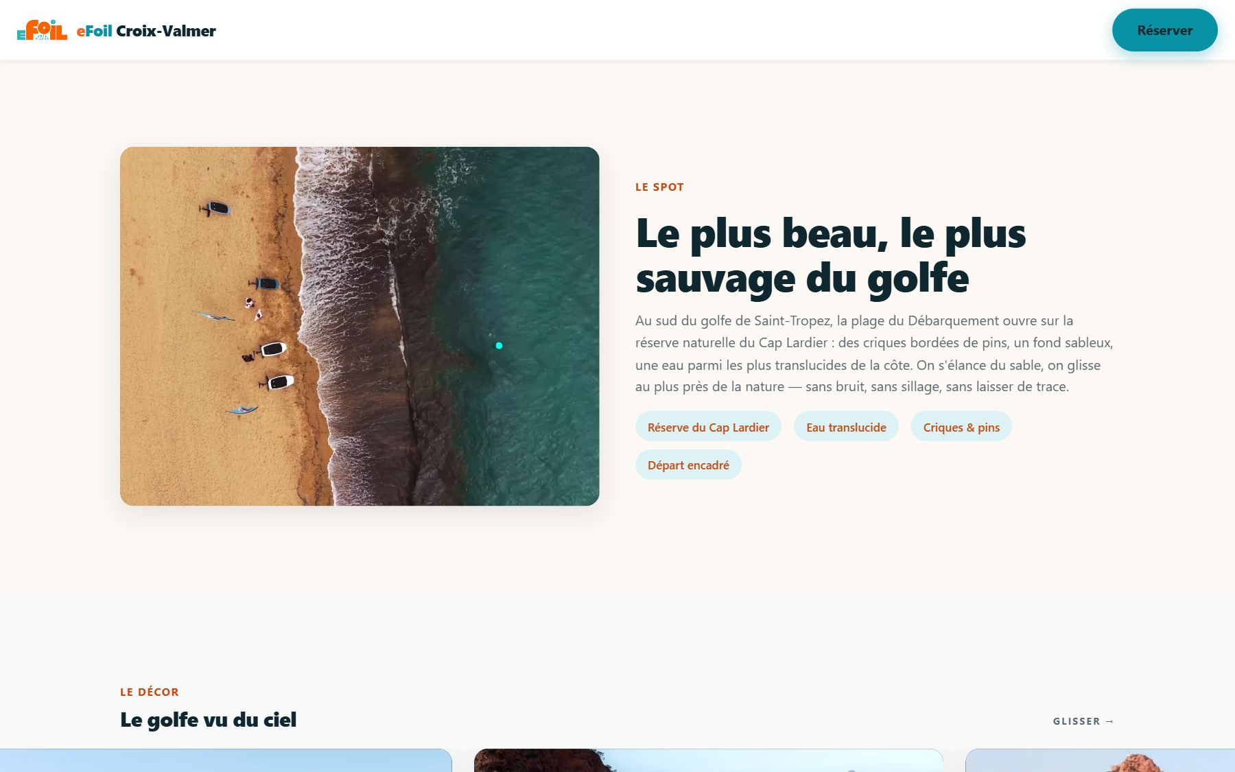 Section « Le plus beau, le plus sauvage du golfe » : vue aérienne de la plage avec des eFoils posés sur le sable