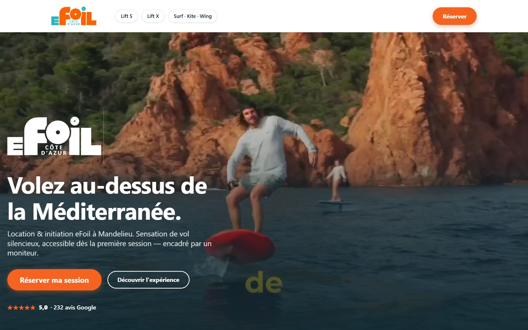 Accueil d'efoilcotedazur.fr : vidéo d'un rider en eFoil devant les roches rouges de l'Esterel, titre « Volez au-dessus de la Méditerranée » et bouton Réserver
