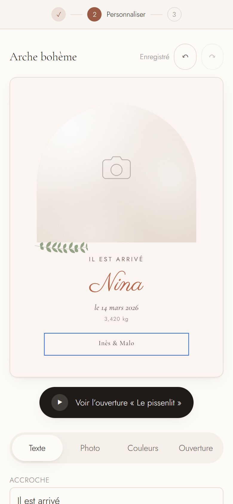 L'éditeur sur mobile : faire-part de naissance au prénom de Nina, annuler et rétablir, onglets texte, photo, couleurs et ouverture